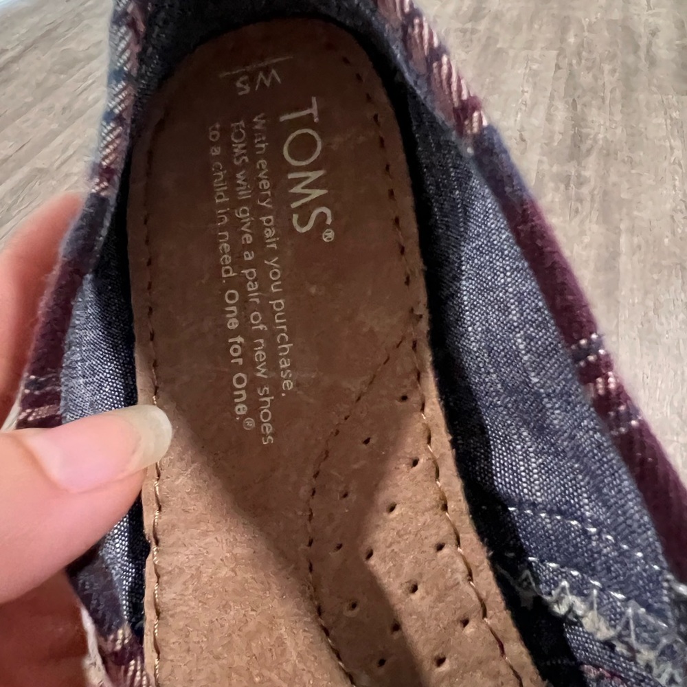 BUNDLE 2 ITEMS FOR $8✨

LAST PRICE🍒🤍 TOMS plaid comfort flats ✨ - Picture 5 of 13